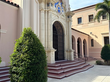 Sunken-Garden-Courtyard-Side-View