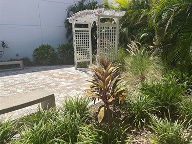Venice-Garden-Courtyard-Trellis-Side-View.jpg